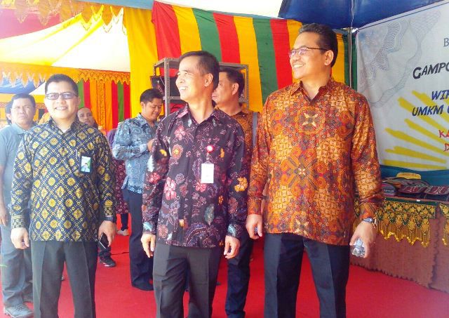 Kepala Kantor Wilayah BPJS Ketenagakerjaan  Sumatera Bagian Utara (Sumbagut)  Umardin Lubis (kiri) saat mengunjungi salah satu Stand pada acara Pameran Gampong Expo Lhokseumawe (23/8).