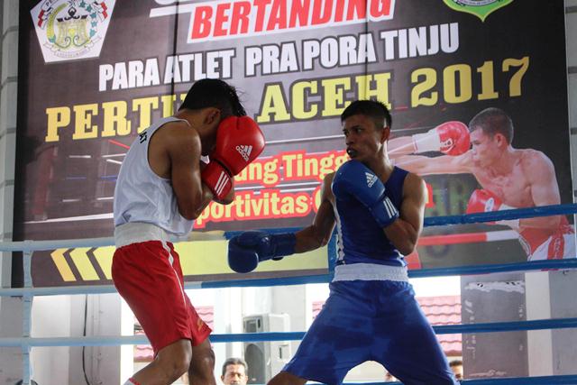 Ade Hendra Petinju Aceh Selatan (kiri) berhasil mengalahkan petinju asal Kabupaten Aceh Besar dengan angka Mutlak pada kelas 46 Kg (9/11)
