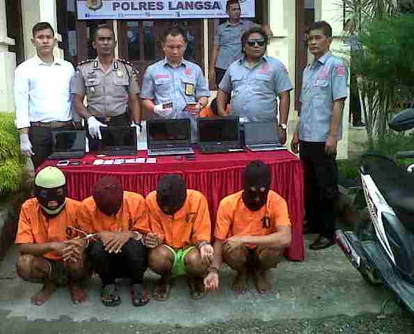 Kasat Reskrim Polres Langsa IPTU Agung Wijaya Kusuma,SiK  paparkan Press releas pengungkapan tindak pidana Pencurian dan Pencurian dengan kekerasan bertempat Mapolres Langsa Selasa kemarin.