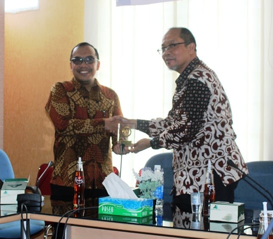 Kepala Badan Pengawas Tenaga Nuklir (BAPETEN), RI, Prof. Dr. Jazi Eko Istiyanto, M.Sc., IPU (Kanan) dan Pembantu Direktur III Rizal Syahyadi, ST, Eng, Sc  (Kiri)