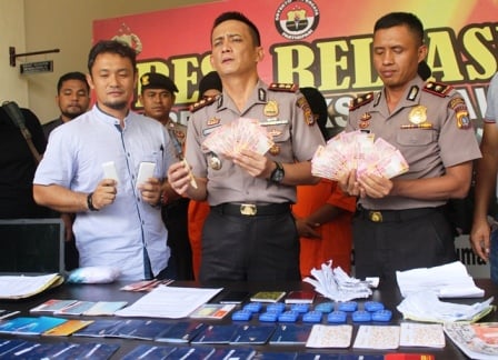 Kapolres Lhokseumawe (tengah) didampingi Wakapolres (kanan) dan Kasat Reskrim (kiri)