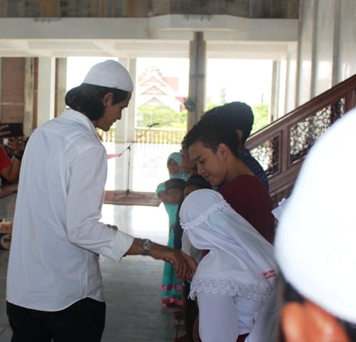 ketua KPA Wilayah Kuta Pase Mukhtar Hanafiah saat memberikan santunan kepada Anak Yatim di Islamic Center Lhokseumawe