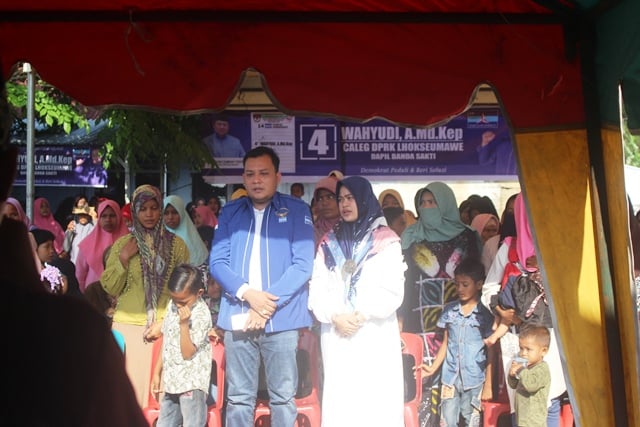 Wahyudi, A.md, Kep beserta Istri saat hari pertama masa kampanye