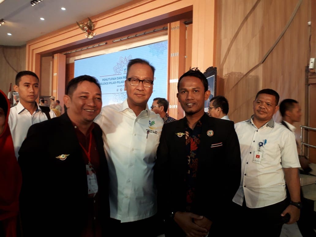 Ketua LKS Yayasan Permata Atjeh Peduli,Khaidir (kiri) bersama  Ketua Karang Taruna Teungku Di Lhoksemawe, Azhari (kanan) saat bersama Menteri Sosial RI usai uji LKS.