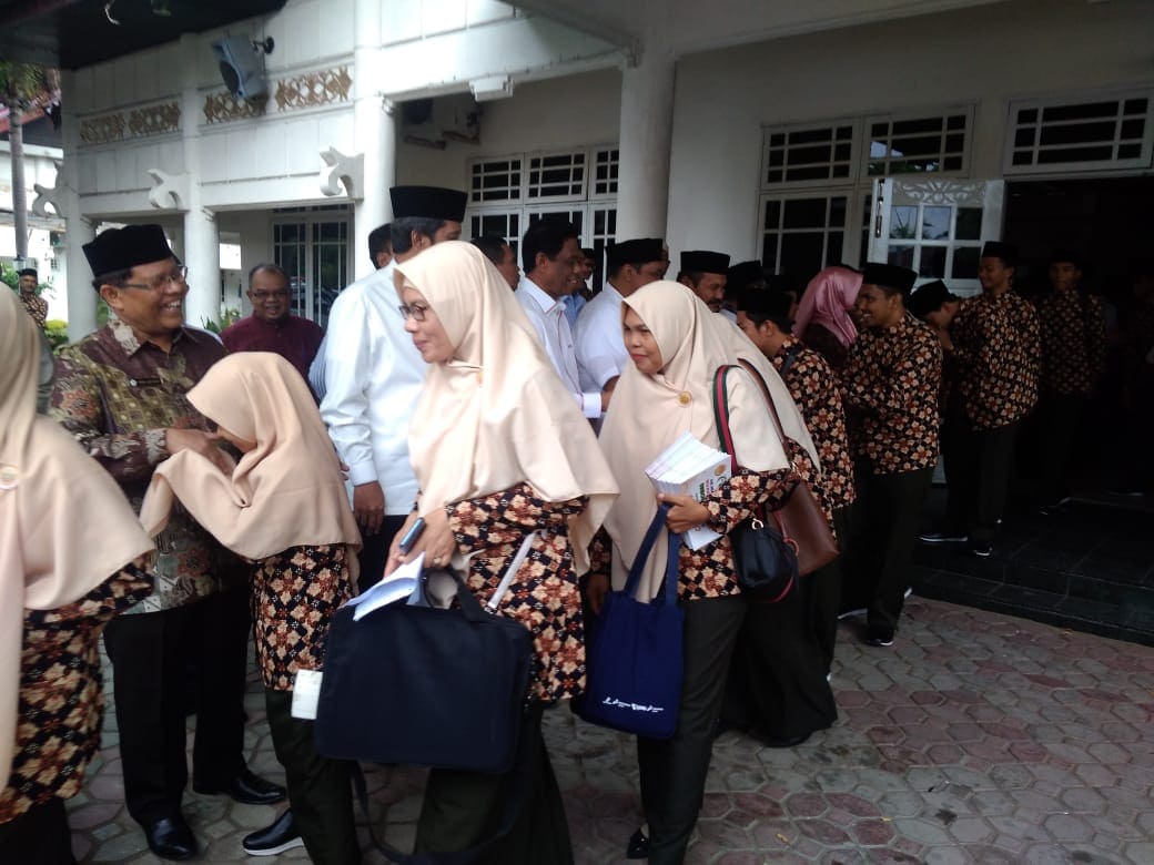Sekdakab Abdul Aziz, SH, MH, saat melepaskan Kafilah Kabupaten Aceh Utara, untuk mengikuti MTQ ke-34 tingkat Provinsi Aceh di Sigli