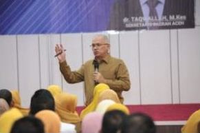 Sekda Aceh, dr. Taqwallah, M.Kes, pada acara penyerahan SK kenaikan pangkat dan pensiun ASN