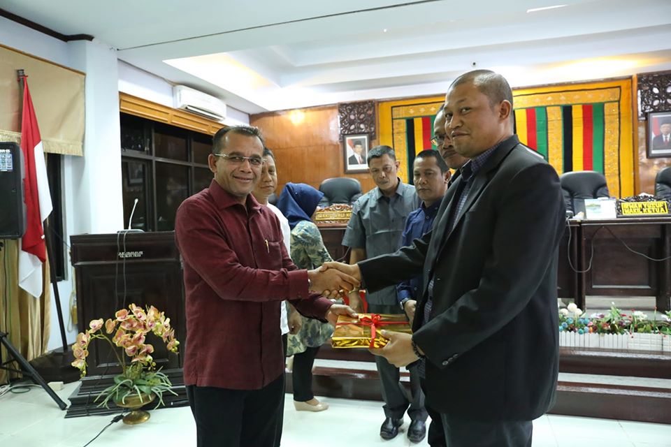 Walikota Lhokseumawe.Suaidi Yahya Menyerahkan Rancangan APBK Lhokseumawe Tahun 2020 Kepada Ketua DPRK Lhokseumawe. Ismail A. Manaf, di Ruang Sidang Paripurna DPRK Lhokseumawe