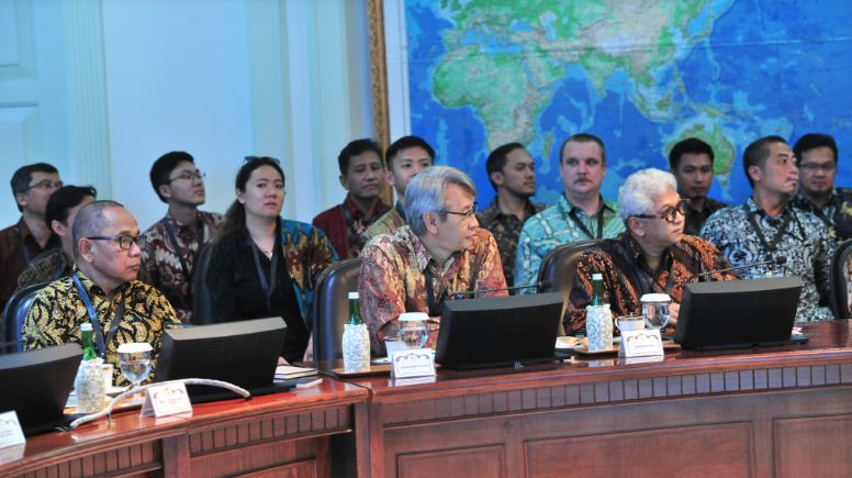 Dewan Juri dan Finalis Sayembara Desain Ibu Kota Baru saat menghadiri presentasi di hadapan Presiden Jokowi, di Kantor Presiden, Jakarta (21/12)