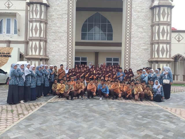 SMPN 3 Lhoksukon dan Guru saat Melakukan Kunjungan ke Meseum Islam Samudera Pasai