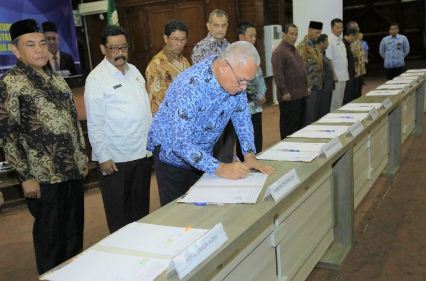 Sekretaris Daerah Aceh, dr. Taqwallah M.Kes., menandatangani berita acara serah terima sarana dan prasarana dan dokumen pengalihan aset dari pemerintahan kabupaten/Kota, kepada kepada pemerintah Aceh