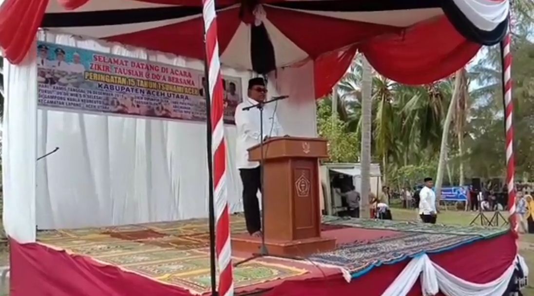Wakil Bupati Aceh Utara, Fauzi Yusuf, saat acara Mengenang 15 tahun bencana gempa dan tsunami Aceh, di Gampong Kuala Kereuto, Kecamatan Lapang, Kabupaten Aceh Utara, Kamis (26/12)