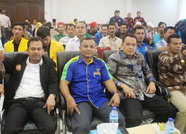 Anggota DPRA Muslim Syamsuddin (dua dari kiri) saat menghadiri pelantikan pengurus Karang Taruna Aceh Utara di aula Setdakab Aceh Utara, (Foto: MB - Rif)