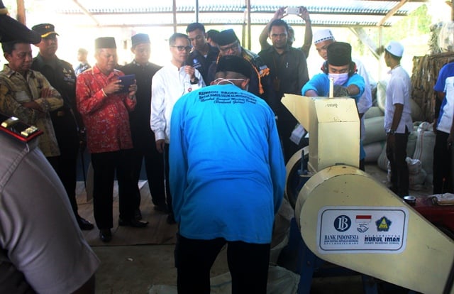 Saat meninjau ketempat pengolahan sampah di Dayah Darul Ulum Al Munawarah, Blang Poroh, Kota Lhokseumawe, Kamis (16/1)