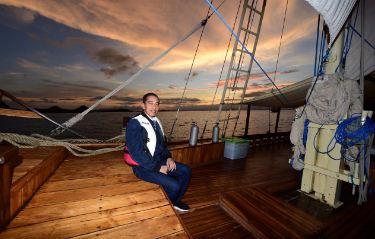 Presiden saat menaiki kapal Phinisi