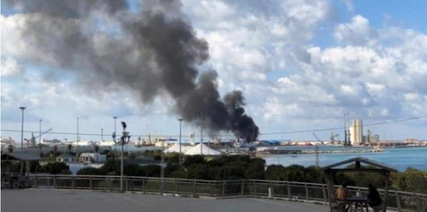 Pelabuhan Tripoli Diserang (Foto reuters)