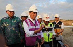 residen RI, Joko Widodo, didampingi Plt Gubernur Aceh Nova Iriansyah, meninjau progres jalan Tol Sibanceh, di kawasan Blang Bintang Aceh Besar (Foto: Ist)
