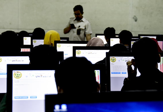 Sejumlah peserta mengikuti simulasi tes Calon Pegawai Negeri Sipil (CPNS) berbasis Computer Assisted Test (CAT) di Kantor UPT Badan Kepegawaian Negara (BKN) Mataram di Mataram, NTB, Selasa (14/1/2020). UPT BKN Mataram menyelenggarakan simulasi tes berbasis CAT hingga tanggal 17 Januari 2020 bagi para peserta CPNS dan masyarakat umum yang berminat yang bertujuan untuk mempersiapkan para pelamar jelang ujian CPNS serta sebagai sosialisasi mengenalkan sistem seleksi CAT yang cepat, akurat dan transparan.ANTARA FOTO/Ahmad Subaidi/pd