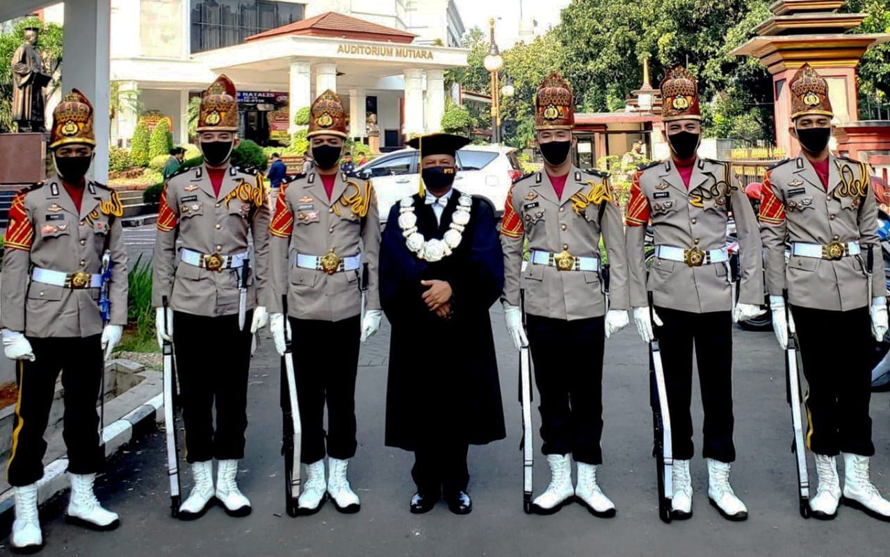 Yanto Tarah dengan topi khas Aceh