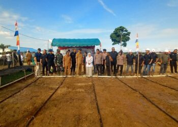 Kapolres Lhokseumawe, jajaran  Pemerintah Aceh Utara dan  staf PT SAG berpoto bersama usai seremonia penanaman Jagung Serentak Kuartal III - photo merdekabicara.dot