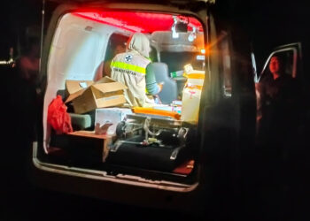 Petugas medis harus bekerja sampai malam untuk melayani korban banjir.