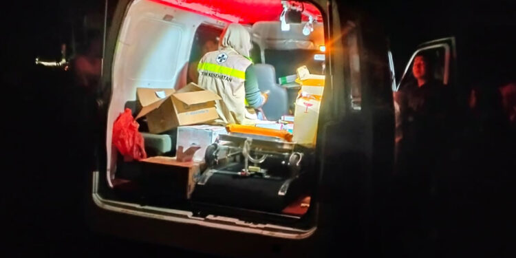 Petugas medis harus bekerja sampai malam untuk melayani korban banjir.