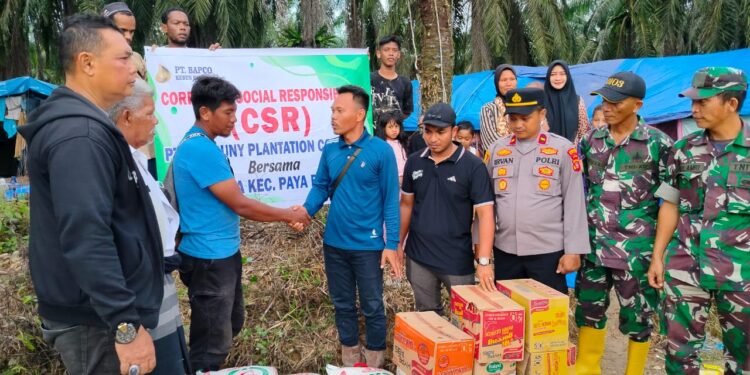 Perwakilan manajemen PT Bapco menyerahkan bantuan kemanusiaan untuk korban banjir di Aceh Utara- poto dok. PT Bahruny