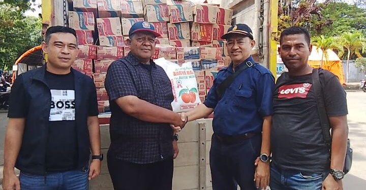 Perwakilan manajemen PT Bahruny Group menyerahkan bantuan secara simbolis kepada masyarakat Bireuen, poto dok. Bahruny